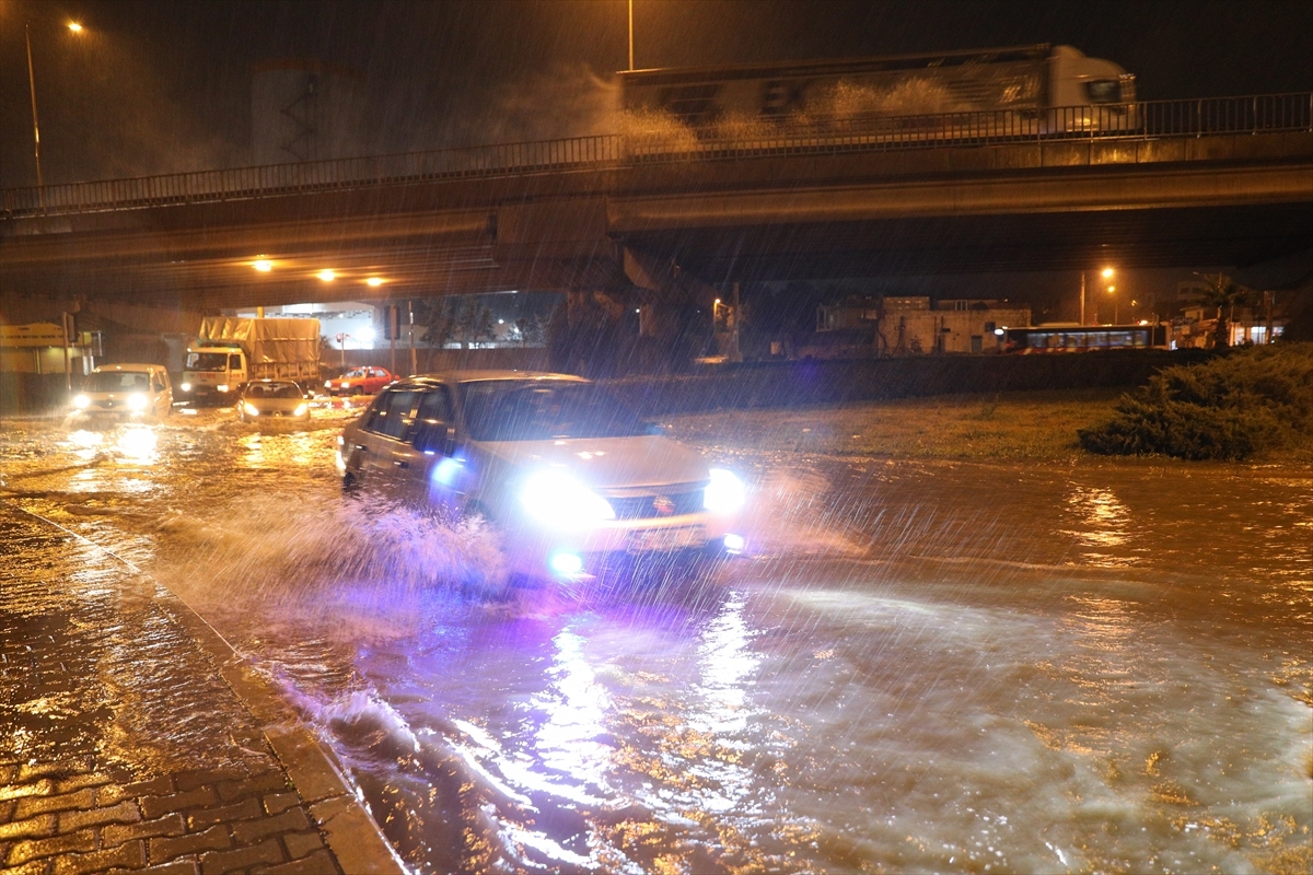 İzmir'de Sağanak Etkili Oluyor