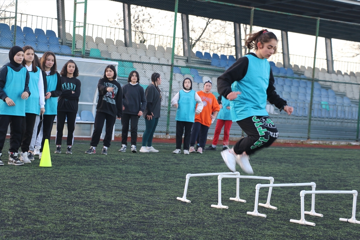 Samsun'un Salıpazarı İlçesinde Kız Öğrencilerin Katılımıyla Futbol Takımı Kuruldu  