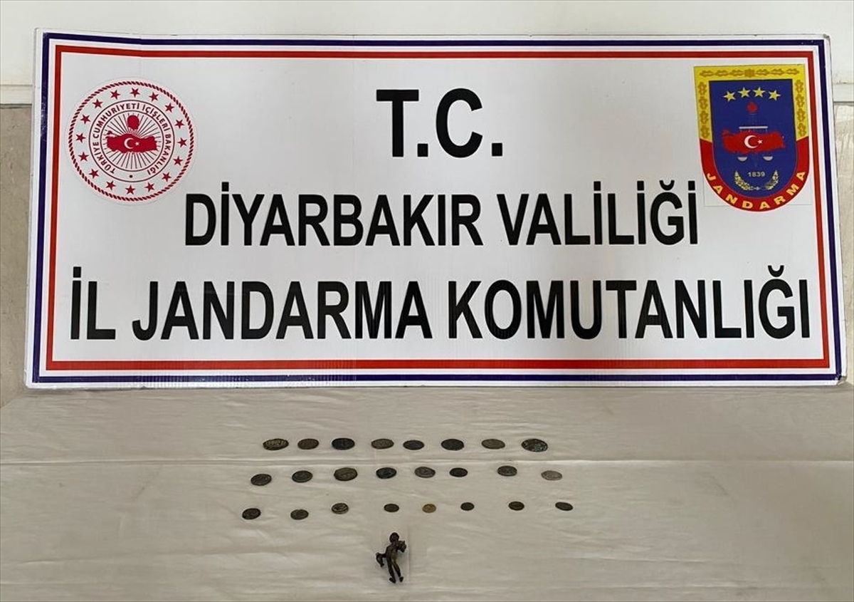 Diyarbakır'da 24 Sikke İle Bronz Heykel Ele Geçirildi