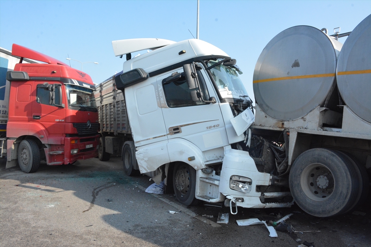 Manisa'da 16 Aracın Karıştığı Zincirleme Trafik Kazasında 4 Kişi Yaralandı