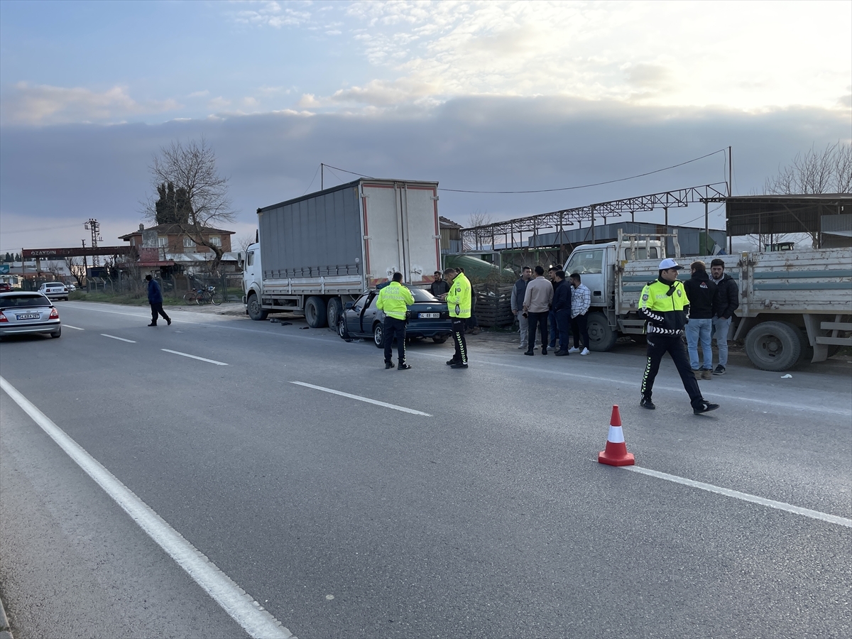 Sakarya'da Otomobilin Park Halindeki Kamyona Çarpması Sonucu 1 Kişi Öldü