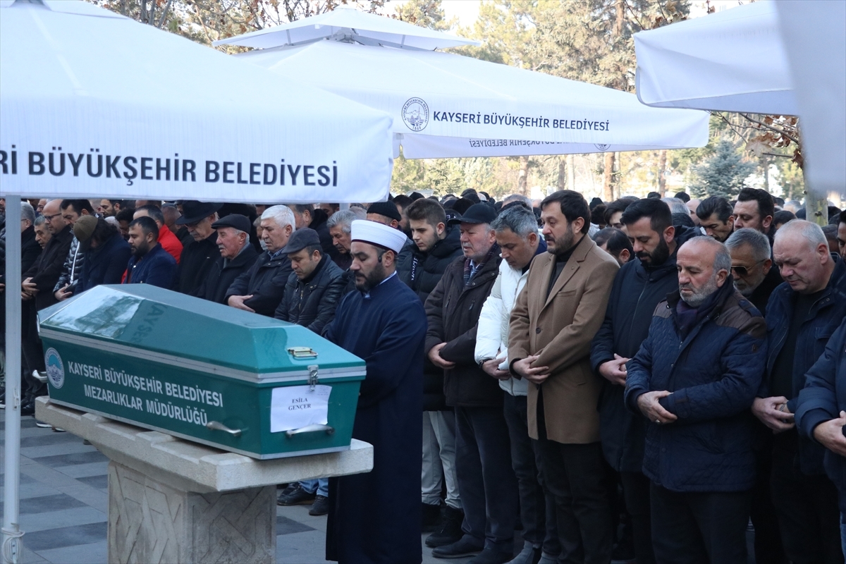 Trafik Kazasında Ölen 12 Yaşındaki Kızın Cenazesi Defnedildi