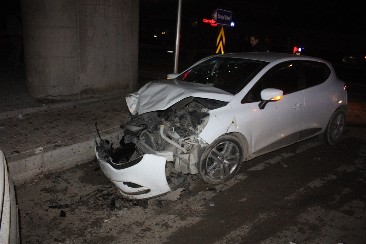 Edirne'de Kamyonetle Çarpışan Otomobildeki 3 Kişi Yaralandı