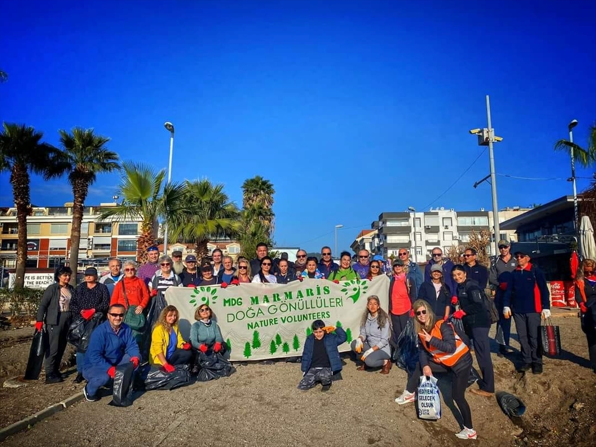 Marmaris'te Çevre Gönüllüleri Sahil Temizliği Yaptı