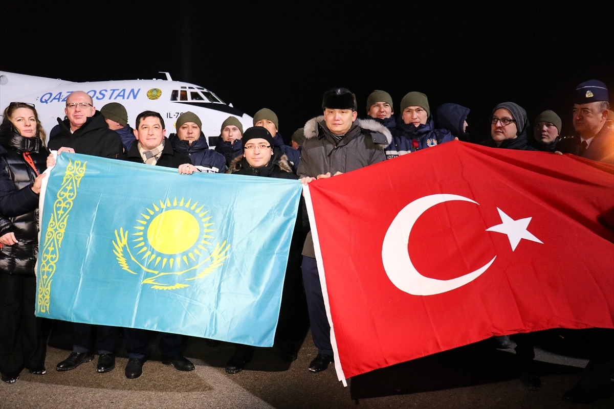 Kazak Arama Kurtarma Ekibi, Ülkesinde Kazak Ve Türk Bayraklarıyla Karşılandı