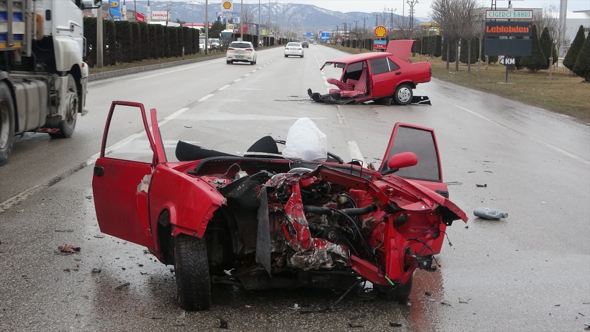 Çorum'da Aydınlatma Direğine Çarpan Otomobil İkiye Bölündü, Sürücü Yaralandı
