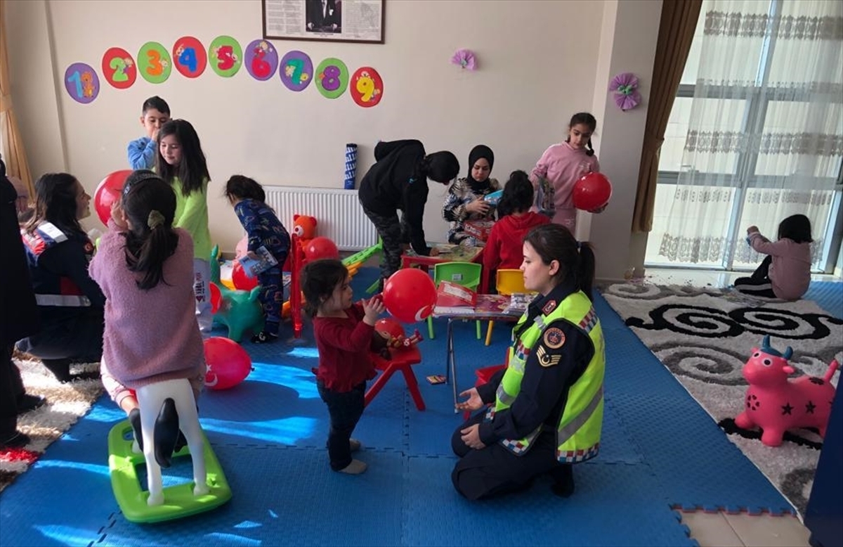 Kayseri'de Jandarma Çeşitli Aktivitelerle Depremden Etkilenen Çocuklara Moral verdi