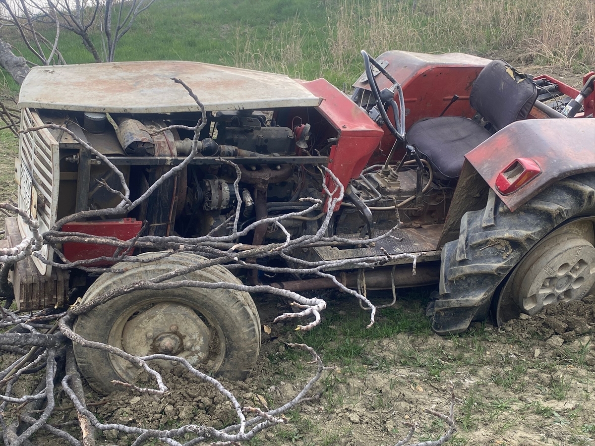 Aydın'da Devrilen Traktörün Sürücüsü Öldü