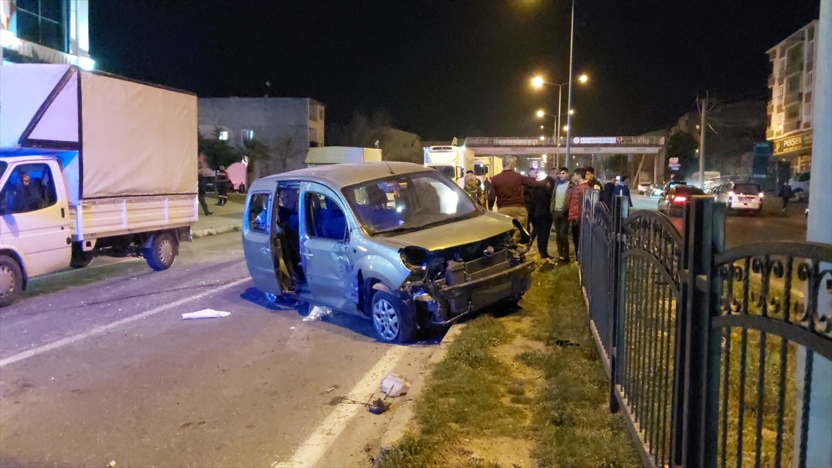 Samsun'da Hafif Ticari Araçla Otomobilin Çarpıştığı Kazada 4 Kişi Yaralandı