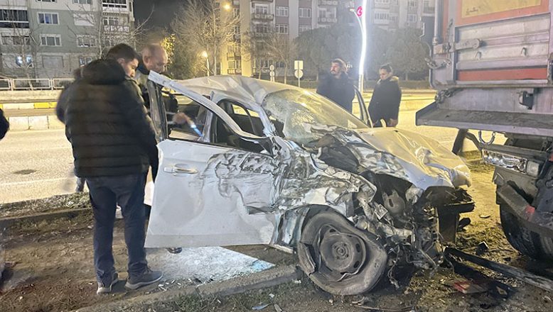Edirne'de İki Otomobilin Çarpıştığı Kazada 3 Kişi Yaralandı