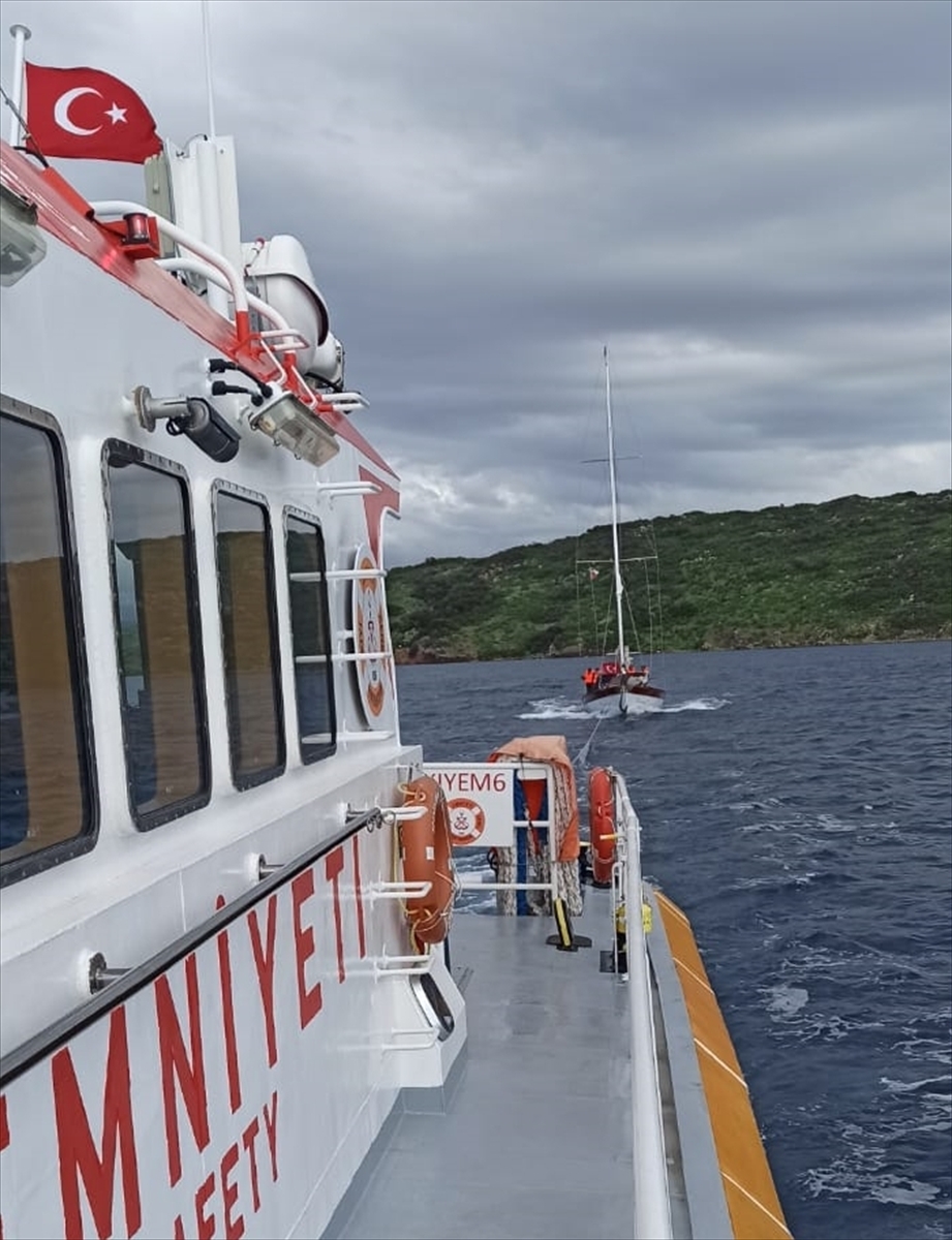 Bodrum'da Denizde Sürüklenen Tekne