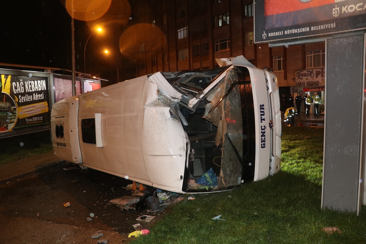 Kocaeli'de Devrilen Servis Midibüsünün Sürücüsü Yaralandı