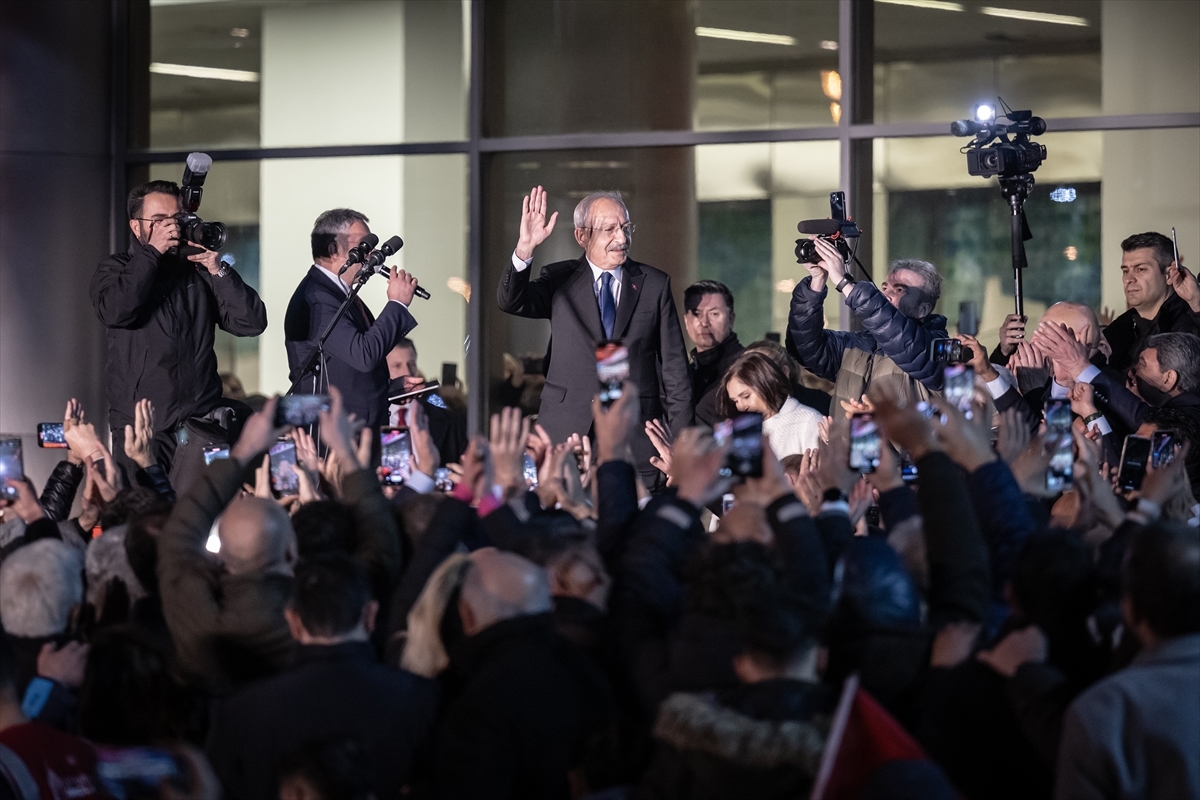 Millet İttifakı'nın Cumhurbaşkanı Adayı Kılıçdaroğlu, CHP Genel Merkezi Önünde Konuştu