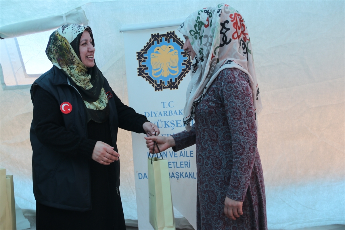Diyarbakır'da Depremzede Kadınların 8 Mart Dünya Kadınlar Günü Kutlandı