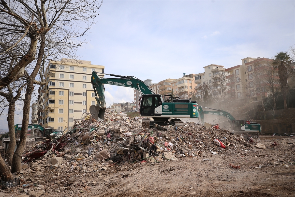 Kahramanmaraş'ta Enkaz Kaldırma Çalışmaları Devam Ediyor