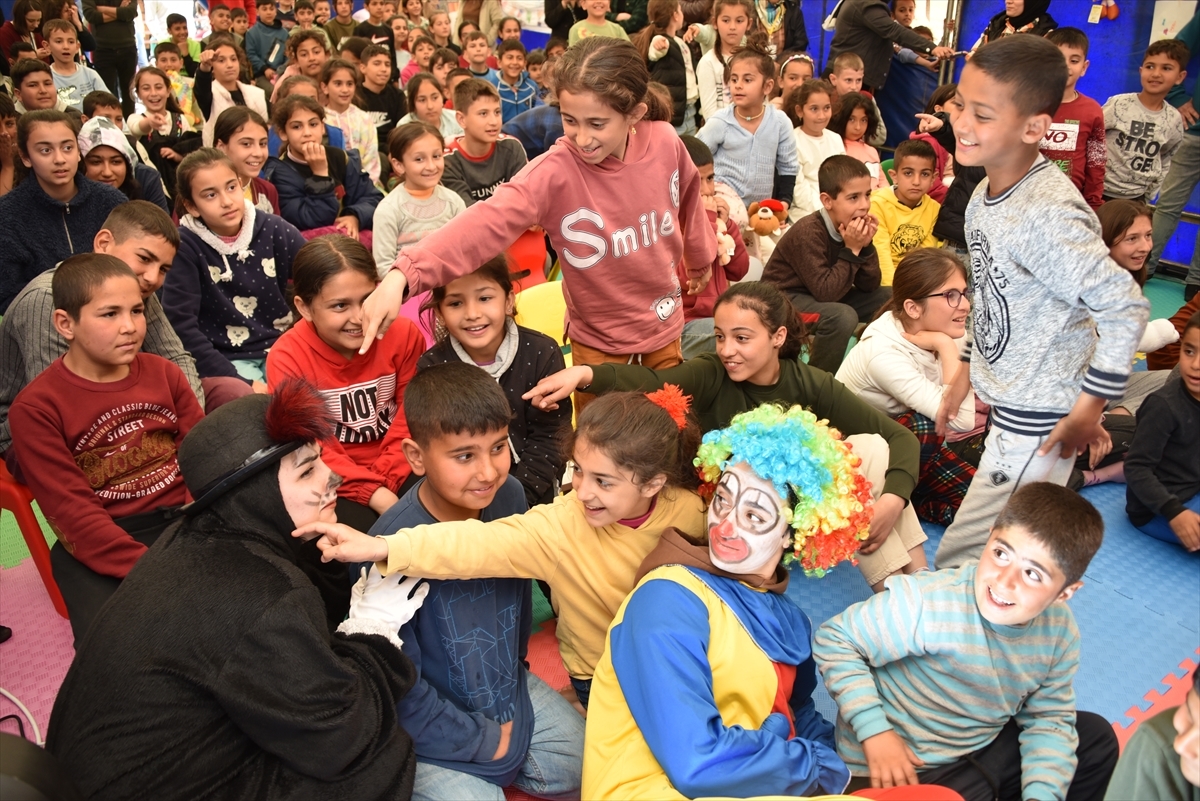 Adıyaman'da Depremzede Çocuklar, Öğretmenlerin Tiyatro Oyunuyla Moral Buldu