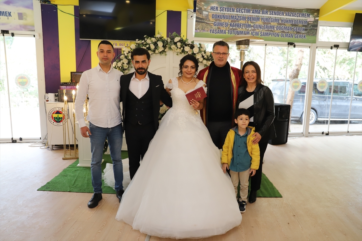 Depremzede Çiftin Nikah Şahitliğini Damadı Enkazdan Çıkaran Polis Yaptı