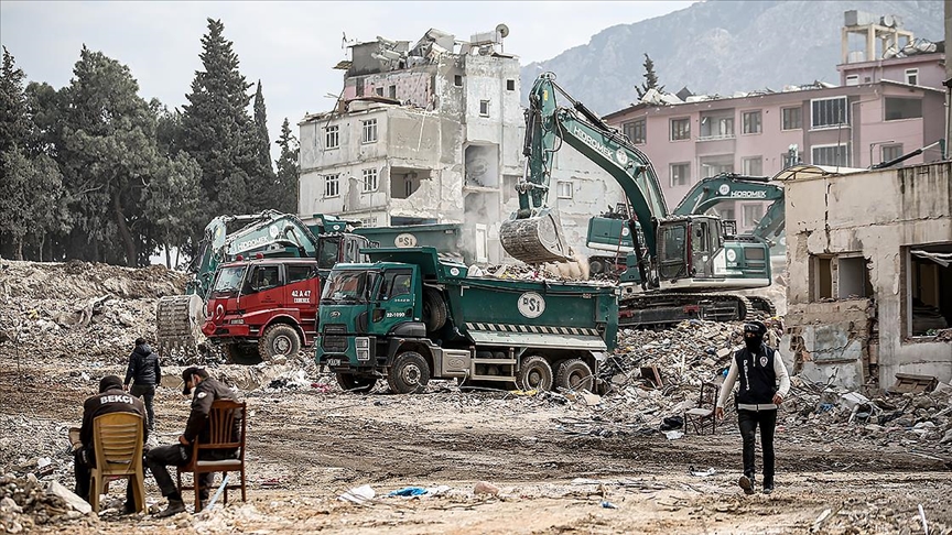 Dükkanını Yeniden Açabilmek İçin Molozun İçinde Aletlerini Arıyor