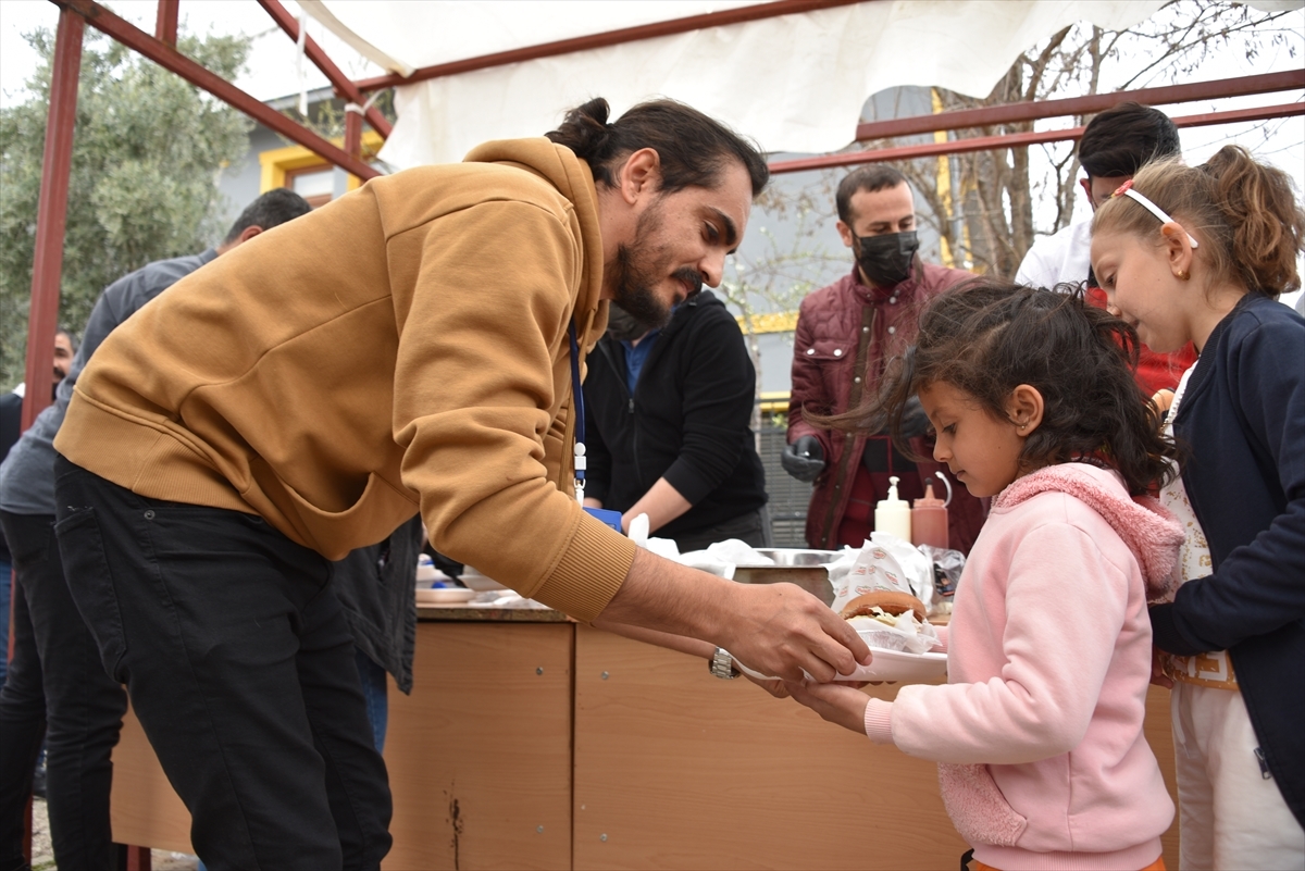 Esnaftan Adıyamanlı Depremzede Çocuklara Hamburger Sürprizi