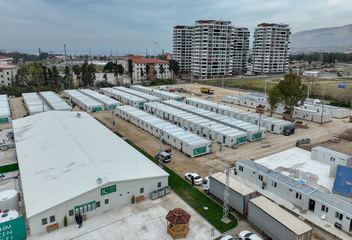 İskenderun'daki Sosyal Donatılı Yaşam Alanında Depremzedelerin İhtiyaçları Karşılanıyor