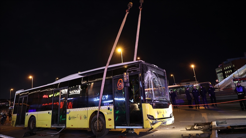 Üsküdar'da İki İETT Otobüsü Çarpıştı