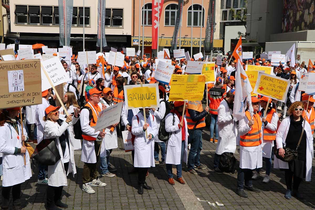 Almanya’da Ücretlerinin Artırılmasını İsteyen Hastane Çalışanları İş Bıraktı