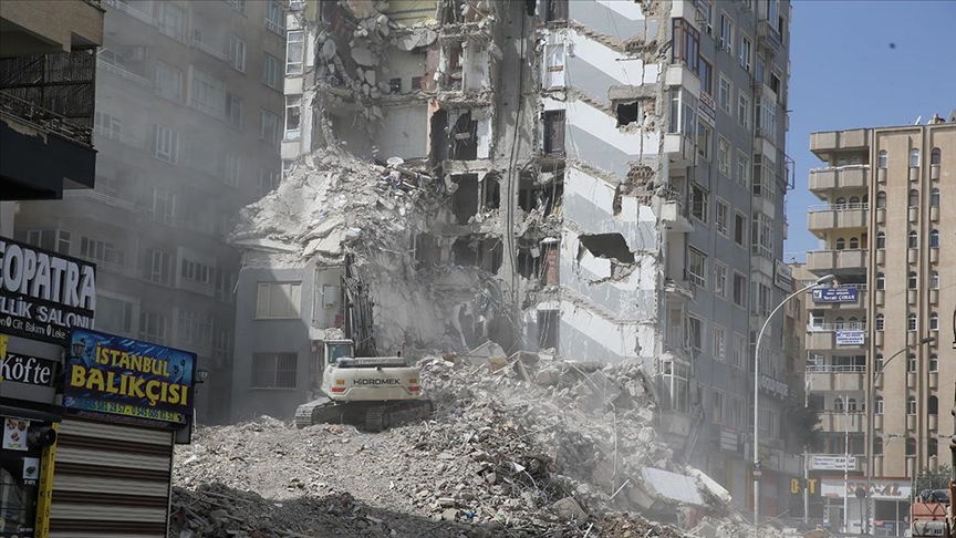 Malatya'da Ağır Hasarlı Binaların Yıkım İşlemleri Sürüyor