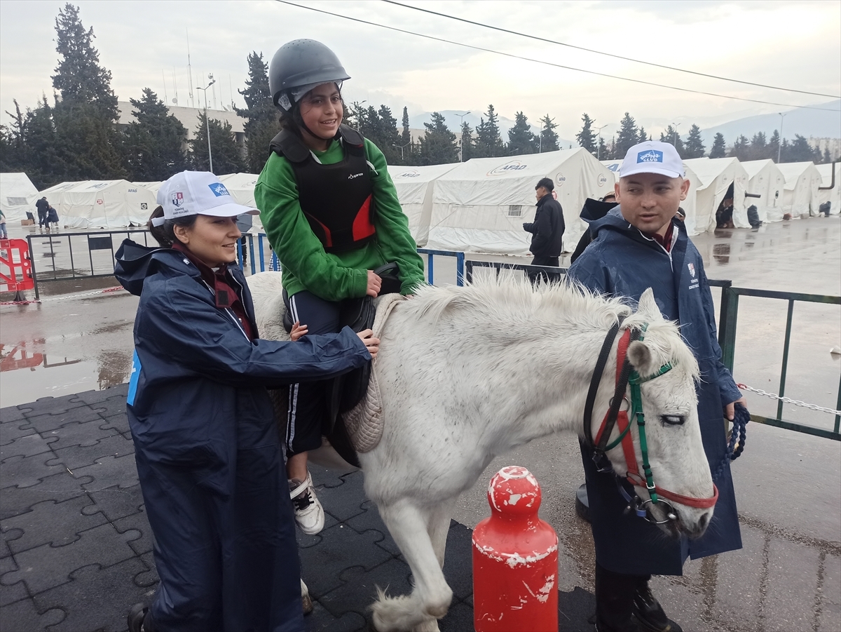 Osmaniye'deki Çadır Kentte Çocuklara Ponylerle 