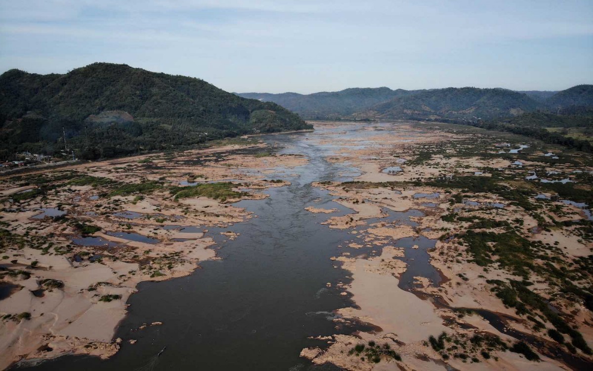 Tayland'da Mekong Nehri'nin su seviyesi düşünce tapınak ortaya çıktı 