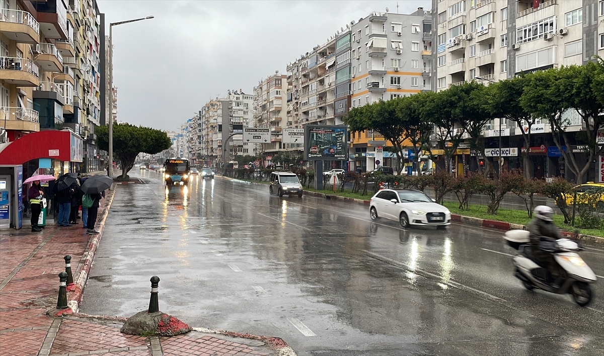 Antalya'da Sağanak Etkisini Göstermeye Başladı