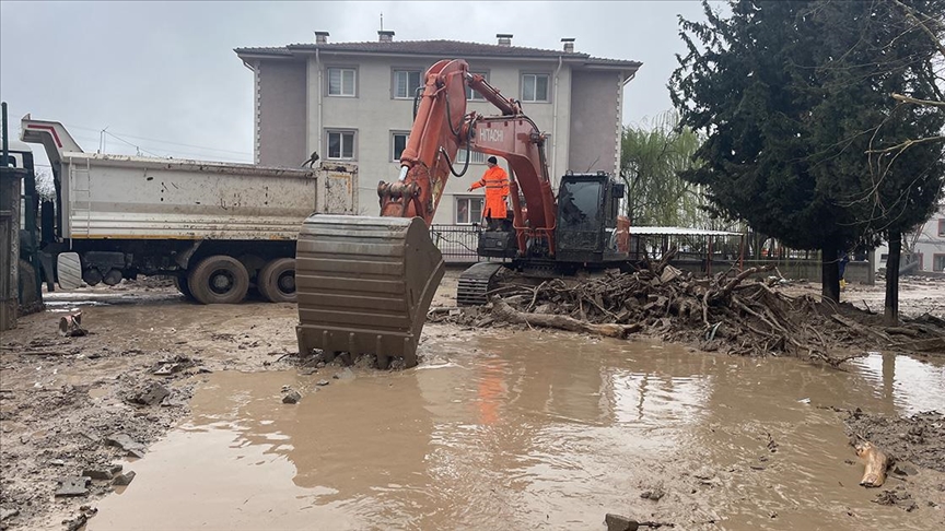 Depremde Hasar Gören Evinden Kurtardığı Eşyaları Selde Kayboldu