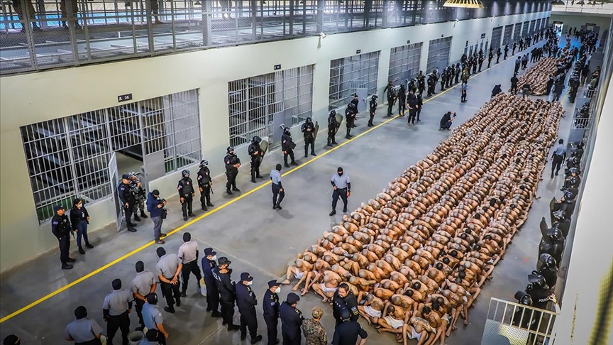 El Salvador'da Amerika kıtasının En Büyük Hapishanesine 2 Bin Çete Üyesi Daha Nakledildi