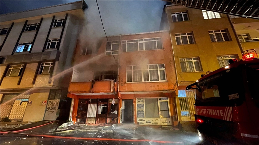 Kadıköy'de 2 Katlı Tarihi Binada Çıkan Yangın Söndürüldü
