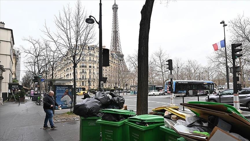Paris Sokaklarında Çöp yığınları Gündelik Hayatın Bir Parçası Haline Geldi