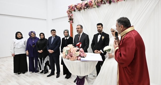 Bakan Kasapoğlu, GSB Yurdunda Kalan Depremzede Çiftin Nikah Şahidi Oldu