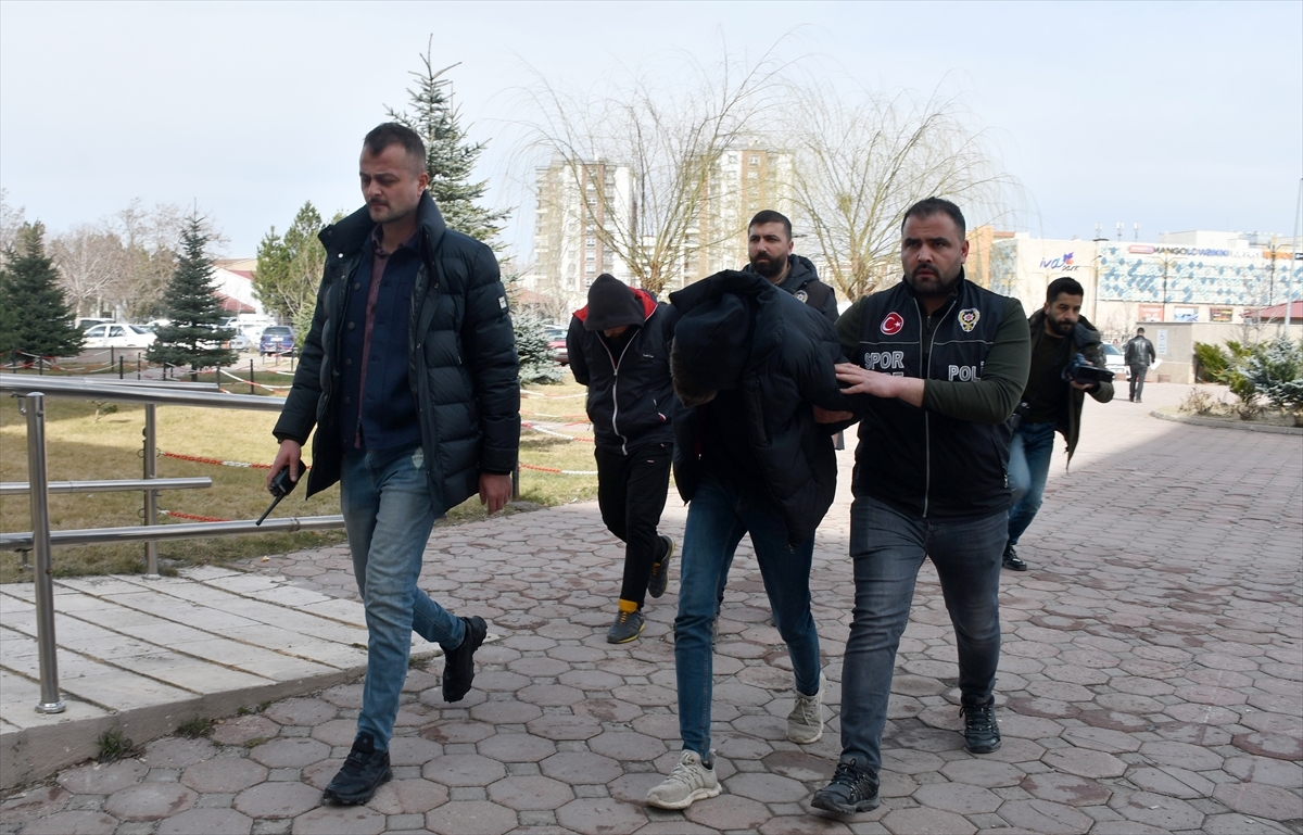 Sivasspor-Fiorentina Maçında Sahaya İnen 2 Taraftar Tutuklandı