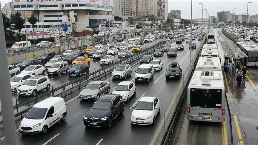 Yağış Nedeniyle İstanbul'un Bazı İlçelerinde Trafik Yoğunluğu Oluştu