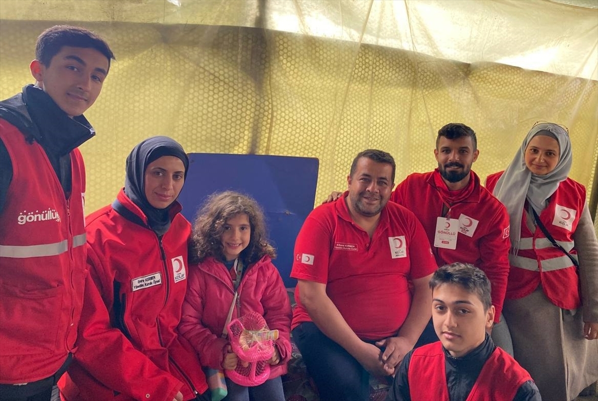 Türk Kızılay Gönüllülerince 8 Yaşındaki Neva'nın Doğum Günü Çadırda Kutlandı