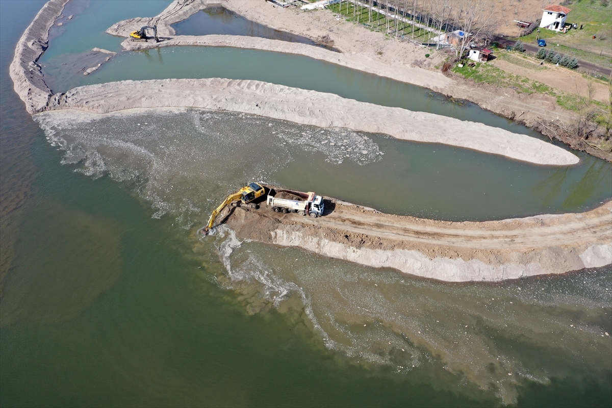 Taşkın Önleme Çalışmaları Kapsamında Meriç Nehri Yatağında Kum Temizliği Yapılıyor