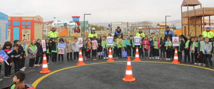 Jandarma Ekipleri Hatay'da Kurdukları Parkurda Çocuklara Trafik Kurallarını Öğretiyor