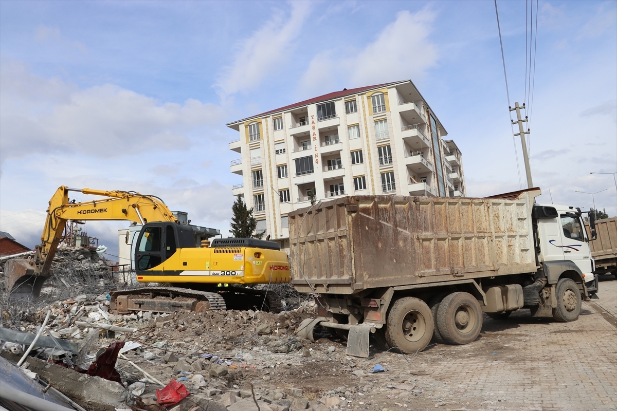 Adıyaman Gölbaşı'nda Hayatın Normale Dönmesi İçin Ekipler Yoğun Mesai Harcıyor