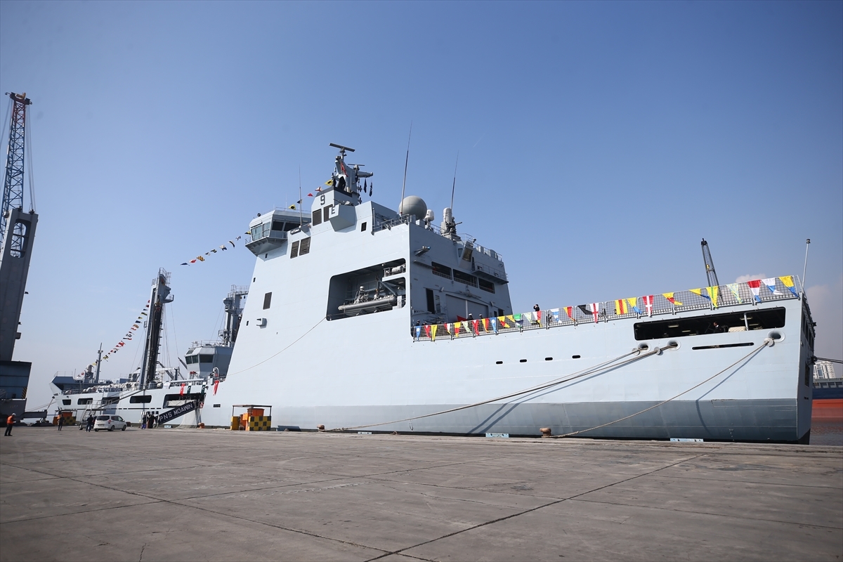 Pakistan'dan Yardım Malzemesi Taşıyan İkinci Askeri Gemi Mersin Limanı'na Geldi