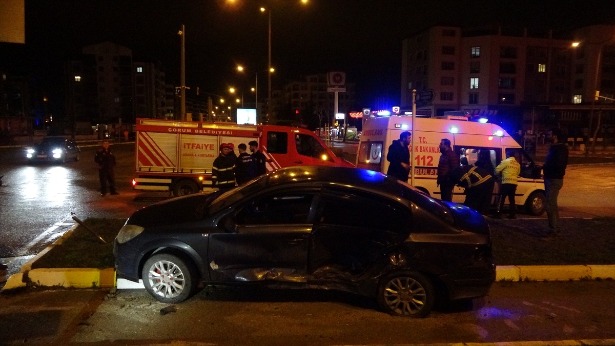 Çorum'da İki Otomobilin Çarpıştığı Kazada 3 Kişi Yaralandı