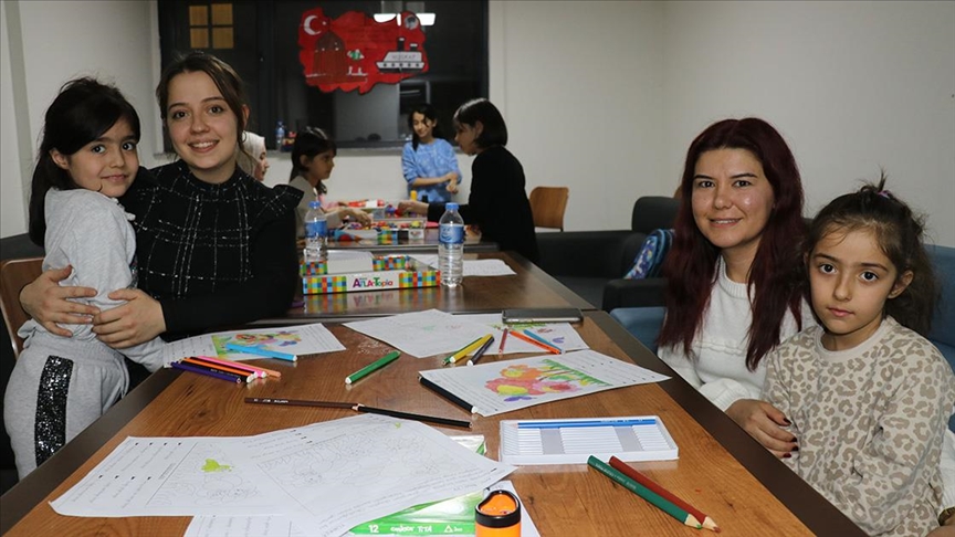 Hatay'da Depremzede Öğrenciler Gönüllü Öğretmenlerle Okuma Yazmayı Pekiştiriyor