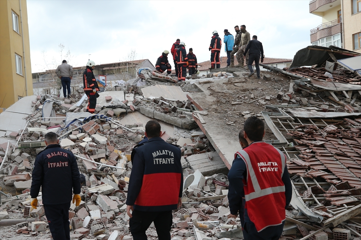 Malatya'da 5 katlı ağır hasarlı bina kendiliğinden çöktü