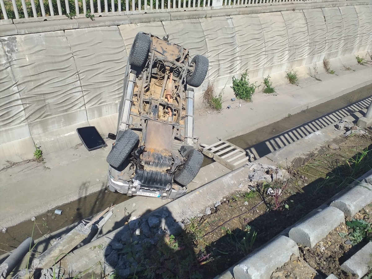 Sultanbeyli'de Dereye Düşen Otomobilin Sürücüsü Yaralandı