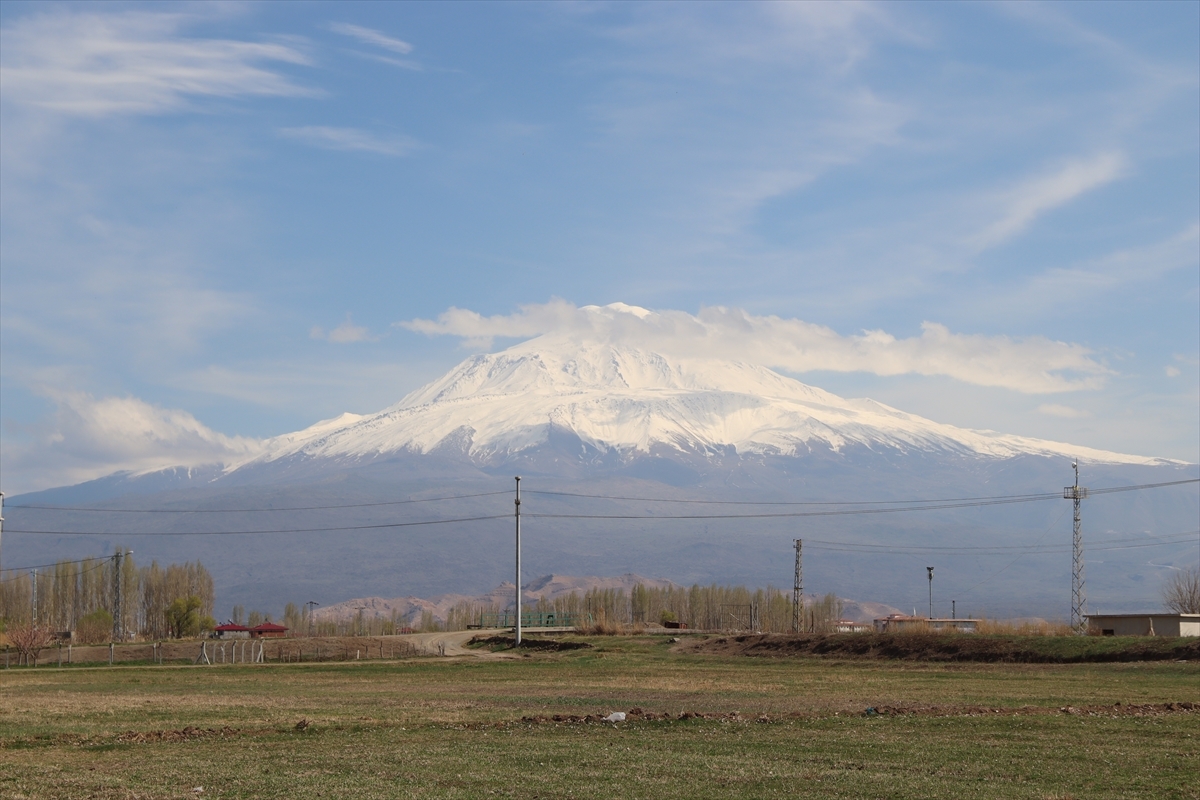 Ağrı Dağı'nın Zirvesi İlkbaharda Beyaza Büründü