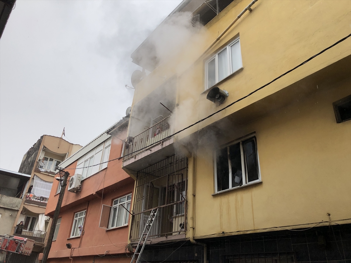 Bursa'da Yangın Çıkan Evde Mahsur Kalan Anneanne Ve Torunu Balkondan Kurtarıldı