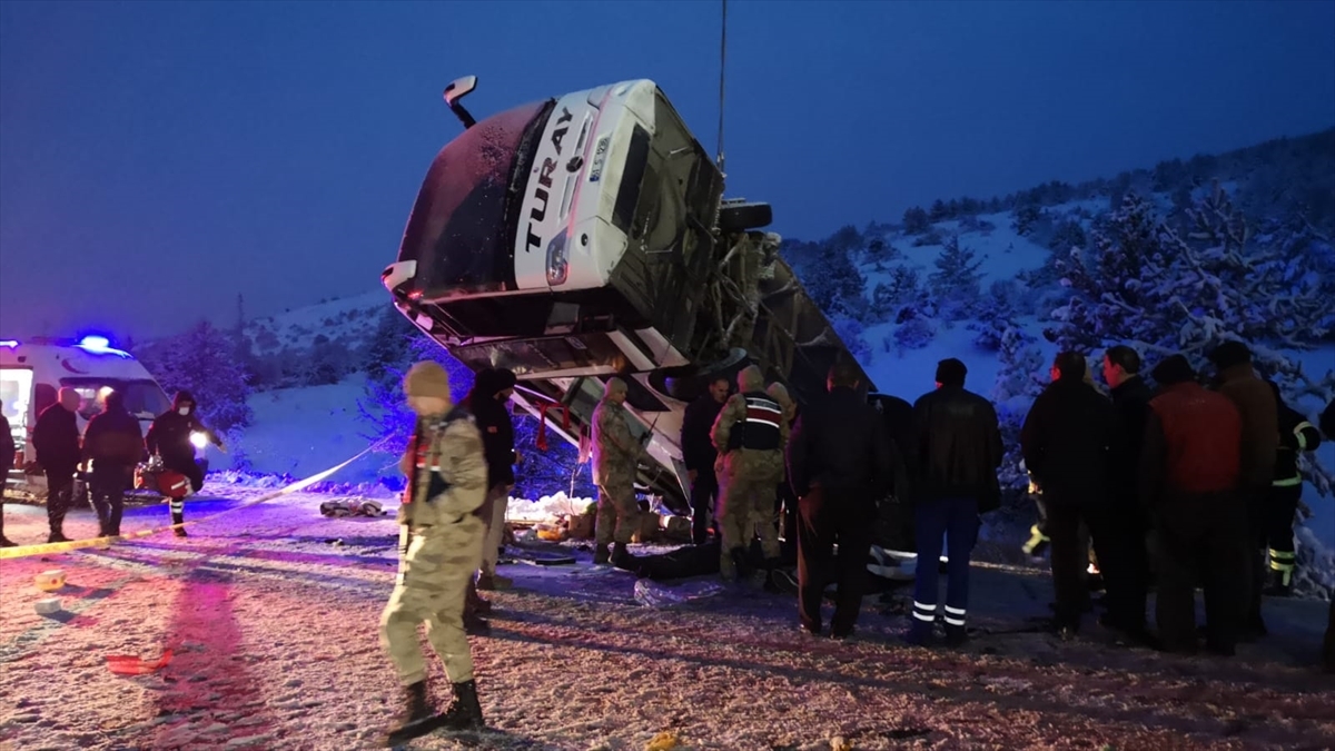 Erzincan'da Yolcu Otobüsü Devrildi 2 Kişi Öldü  21 Kişi Yaralandı