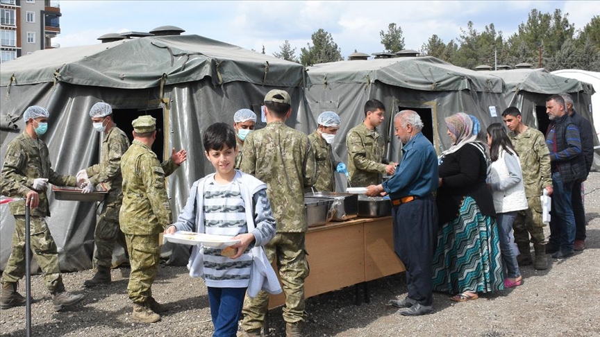 Mehmetçik, Hatay'da Kurduğu Donanımlı Çadırlarla Depremzedelere Destek Oluyor